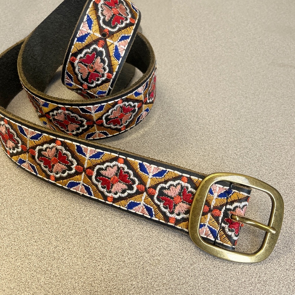 Nwt full embroidery belt with full grain leather backing, size M., 41.5" long